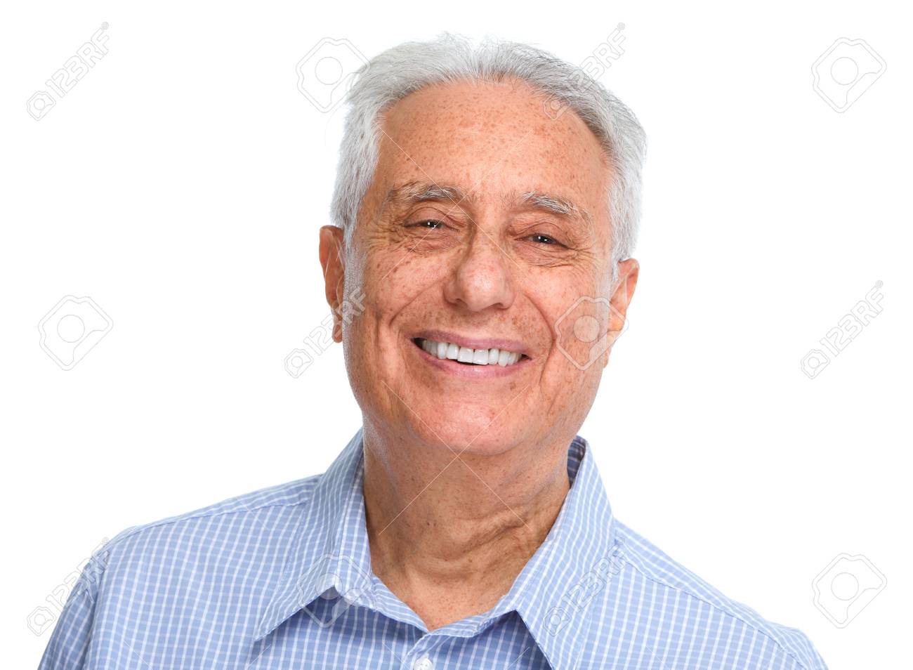 64166613 glücklich lächelnd älterer mann portrait weißen hintergrund